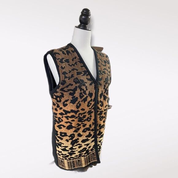Bellessa | Animal Print Sweater Vest - Picture 2 of 5